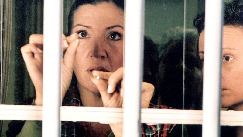 Nachdem Mel (Sigrid M. Schnückel, re.) die Kügelchen probiert hat und festgestellt hat, dass es sich wohl kaum um Drogen handelt, hält Walter (Katy Karrenbauer) ihren Fund gegen das Licht … – Bild: TVNOW /​ Stephanie Kulbach