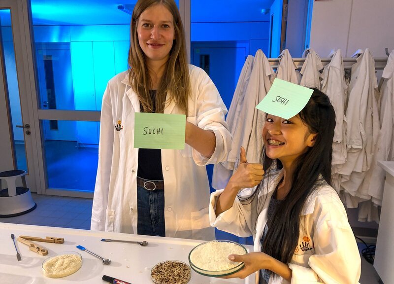 Nhung im Labor mit Lebensmittelchemikerin Viktoria Ganß – Bild: rbb/​André Schmidtke