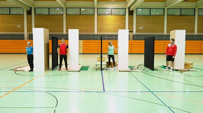 Aufbau eines Pax-Korpus in 20 Minuten ohne Werkzeug? Das soll möglich sein, verspricht Ikea. Ob das stimmt, checkt Marktcheck zusammen mit Mitgliedern des Sportvereins Magstadt. – Bild: SWR
