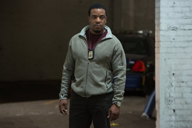 Hank (Russell Hornsby) ist geschockt, als er sieht, was aus seinem alten Freund geworden ist … – Bild: MEI2 /​ RTI S.p.A.