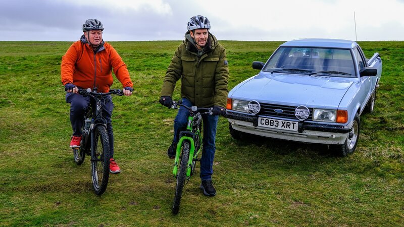 L-R: Mike and Elvis on bikes – Bild: 2023 Warner Bros. Discovery, Inc. or its subsidiaries and affiliates. All rights reserved.