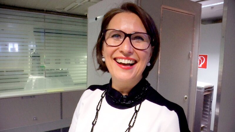 Ingrid Funk bildet auf dem Frankfurter Flughafen Flugbegleiterinnen aus. – Bild: HR