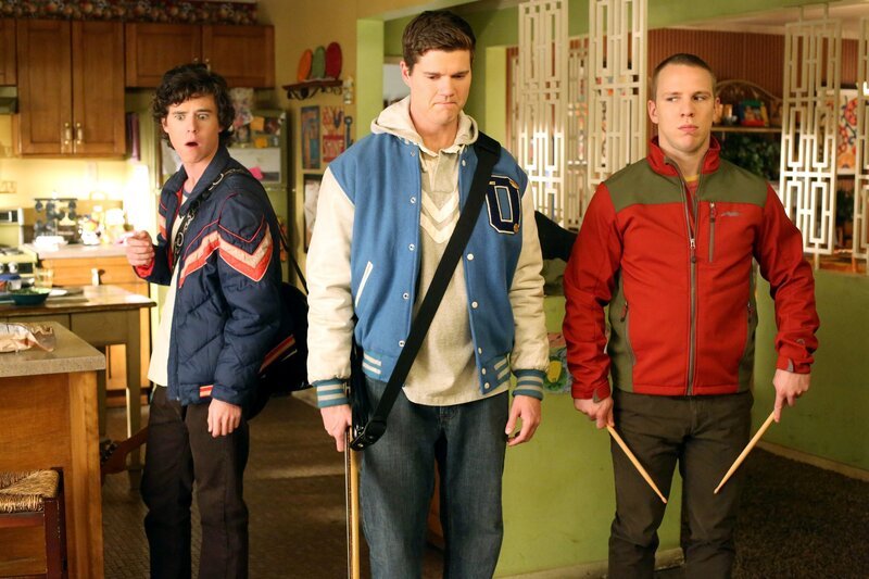 Axl (Charlie McDermott, l.) und Sean (Beau Wirick, M.) ahnen nicht, dass ihr bester Freund Darrin (John Gammon, r.) Gefühle für Axls Schwester hegt, hat Frankie große Angst um Brick. – Bild: Warner Brothers