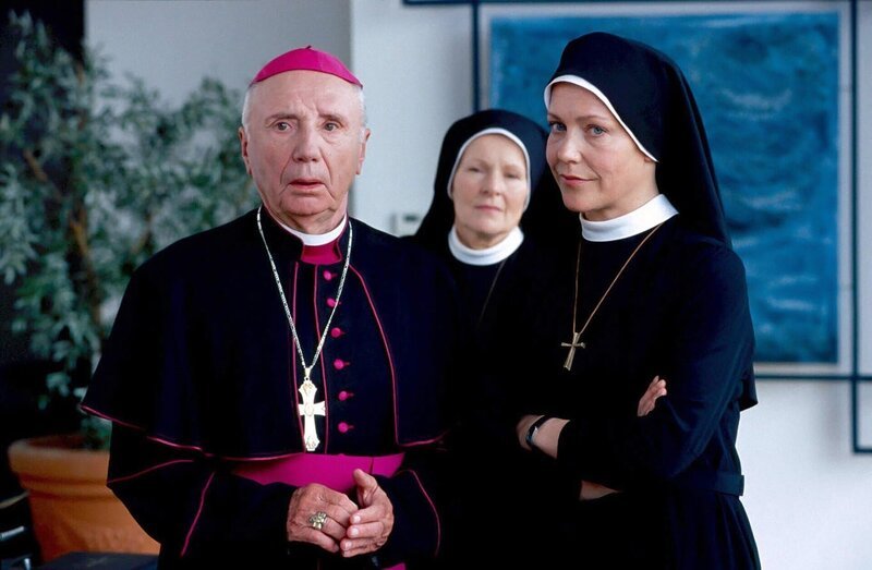 (v.li.): Horst Sachtleben (Bischof Rossbauer), Rosel Zech (Oberin Elisabeth Reuter), Janina Hartwig (Hanna Jakobi). – Bild: ORF/​Kineos