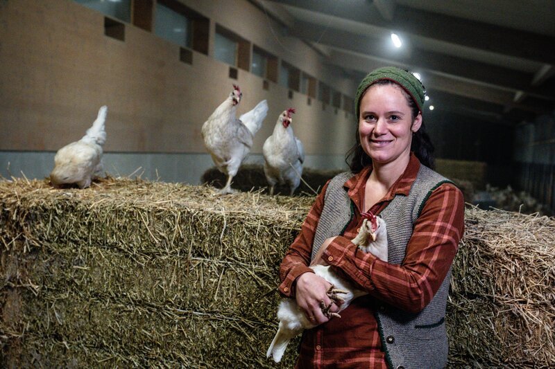 Landfrau Anna Ostermeier in ihrem Hühnerstall. – Bild: Moritz Sonntag /​ BR, megaherz gmbh