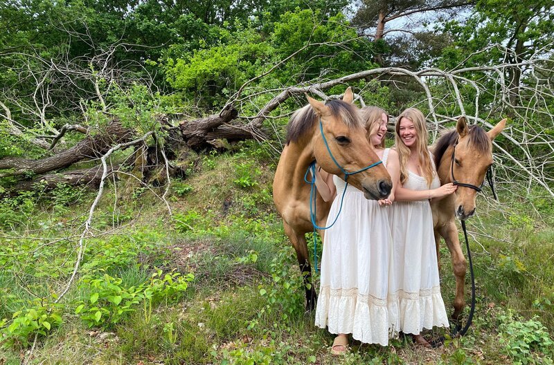 Mareike Frahm ist Pferdefotografin und für ihr heutiges Shooting die Zwillinge Luca-Sophie und Joana Hoffmann mit ihren beiden Pferde Sandy und Cino vor der Linse. Vor drei Jahren ist die 32-jährige aus Mitteldeutschland zurück in ihre Heimat an die Wurster Nordseeküste gezogen und hat sich hier, mit der Arbeit als Fotografin, ihren Traum erfüllt: Ihre Motive: Gefühlvolle Augenblicke mit Tieren an der Wurster Nordseeküste. – Bild: NDR/Elske Burkert Mareike Frahm ist Pferdefotografin und für ihr heutiges Shooting die Zwillinge Luca-Sophie und Joana Hoffmann mit ihren beiden Pferde Sandy und Cino vor der Linse. Vor drei Jahren ist die 32-jährige aus Mitteldeutschland zurück in ihre Heimat an die Wurster Nordseeküste gezogen und hat sich hier, mit der Arbeit als Fotografin, ihren Traum erfüllt: Ihre Motive: Gefühlvolle Augenblicke mit Tieren an der Wurster Nordseeküste. – Bild: NDR/Elske Burkert
