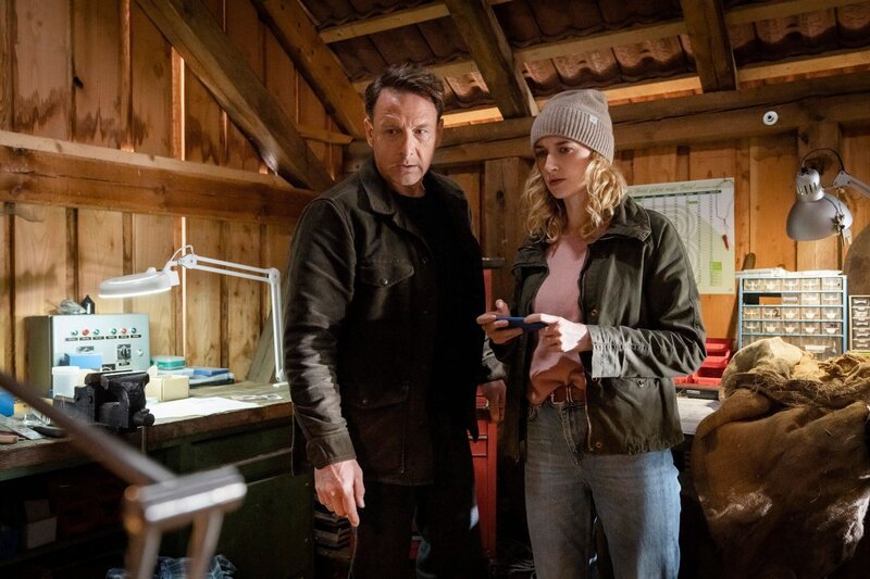 Femke (Pia-Micaela Barucki) und Tjark (Hendrik Duryn) entdecken Maxims Werkstatt. – Bild: RTL /​ Stephan Rabold