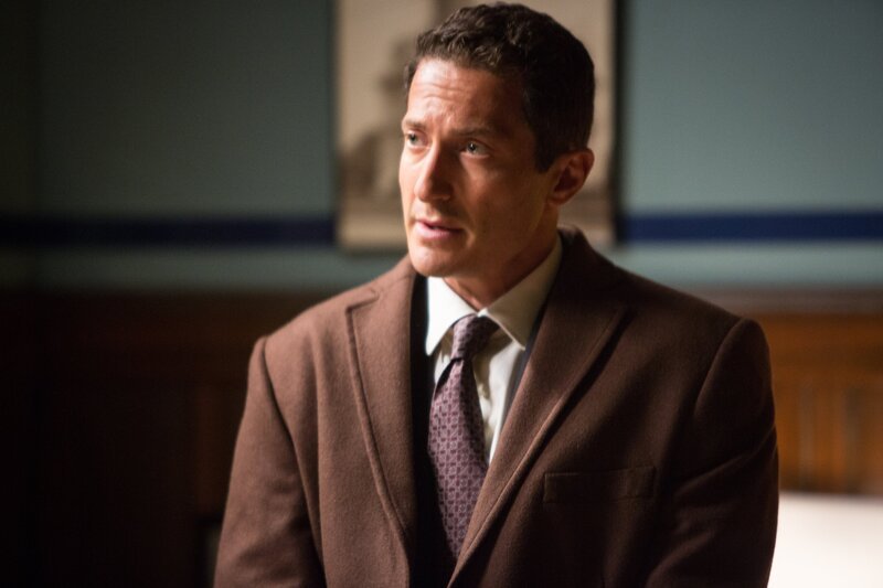 Familienangelegenheiten führen Captain Renard (Sasha Roiz) nach Wien, doch kann er dort wirklich etwas erreichen? – Bild: MEI2 /​ RTI S.p.A. Interactive Media – Mediamond S.p.a., RTI spa, Gruppo Mediaset