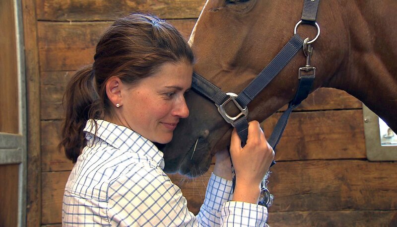Melanie Sauer gibt diese Saison ihr Debüt als Galopptrainerin in Hannover. – Bild: NDR/​AZ MEDIA TV GmbH/​Franziska Voigt