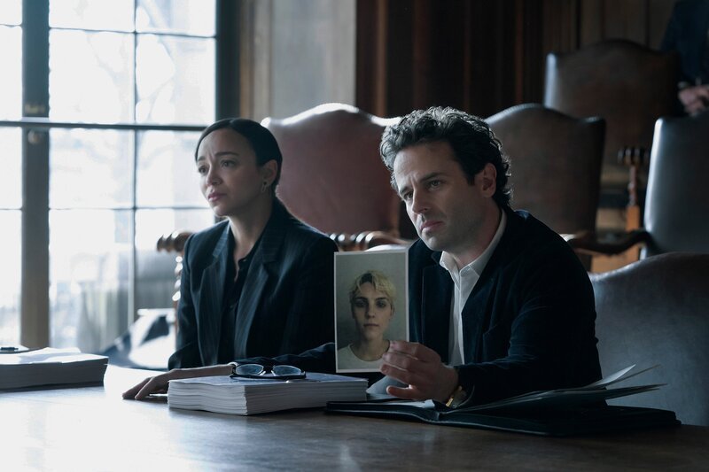 DR. DEATH -- „Surgeons, Bachelors, and Butchers“ Episode 208 -- Pictured: (l-r) Ashley Madekwe as Dr. Ana Lasbrey, Luke Kirby as Dr. Nathan Gamelli -- (Photo by: Barbara Nitke/​PEACOCK) – Bild: RTL
