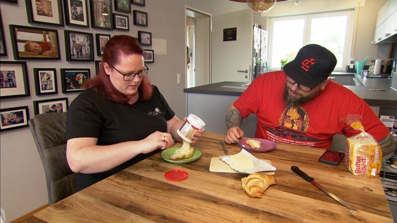 Kathrin und Andreas testen die „Buttermühle“. – Bild: RTL