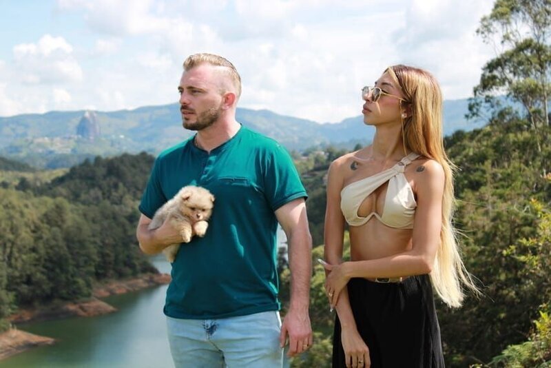 Luke Berry and Madelein Perez looking at a property to invest in. – Bild: Warner Bros. Discovery, Inc. or its subsidiaries and affiliates. All rights reserved.