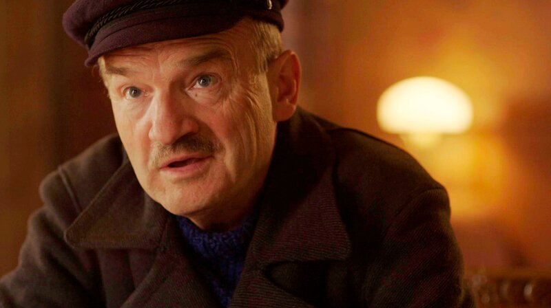 Kapitän Gustav Schröder (Axel Gottschick) erzählt einem britischen Besatzungsoffizier von der Irrfahrt der „St. Louis“. – Bild: NDR/​LOOKS International GmbH