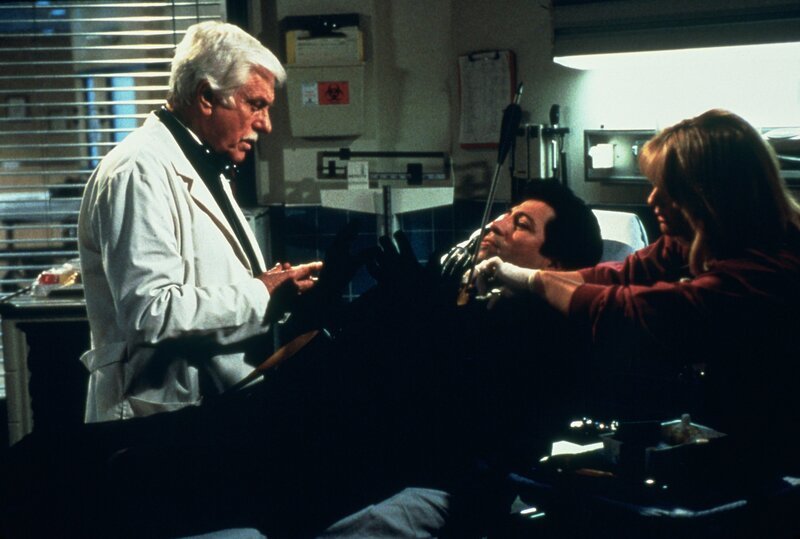 Dr. Mark Sloan (Dick Van Dyke, l.); Maskierter Zauberer (Val Valentino, Mitte) – Bild: ProSiebenSat.1 Media SE