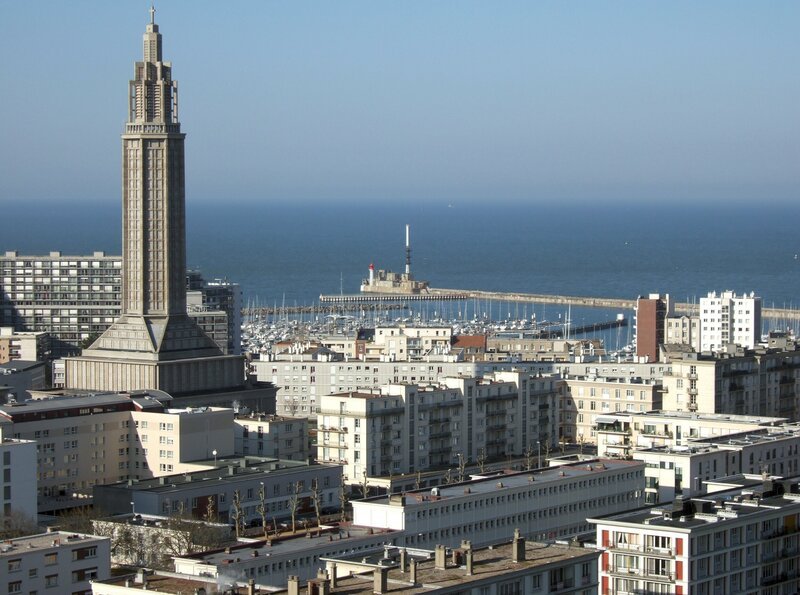 Blick auf Le Havre mit der Saint-Joseph Kirche und der Hafenmole. – Bild: ZDF/​SWR