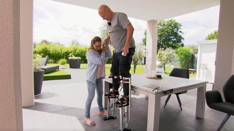 Nicole und Detlef Steves testen die „Instaloo Stelzen“. – Bild: RTL