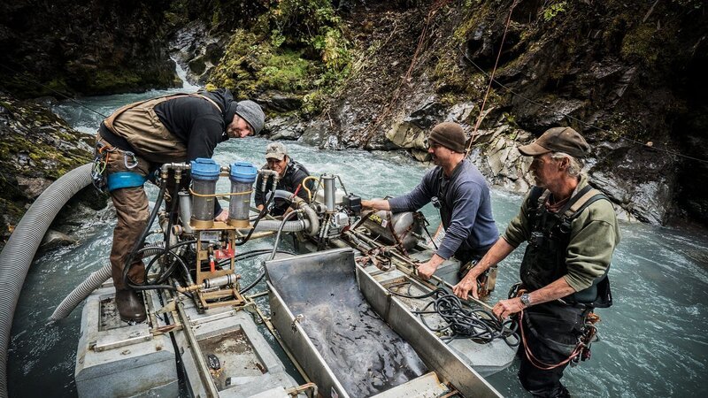 Dustin’s Team check out the damage to the dredge at Rockfall Ravine – Bild: DMAX