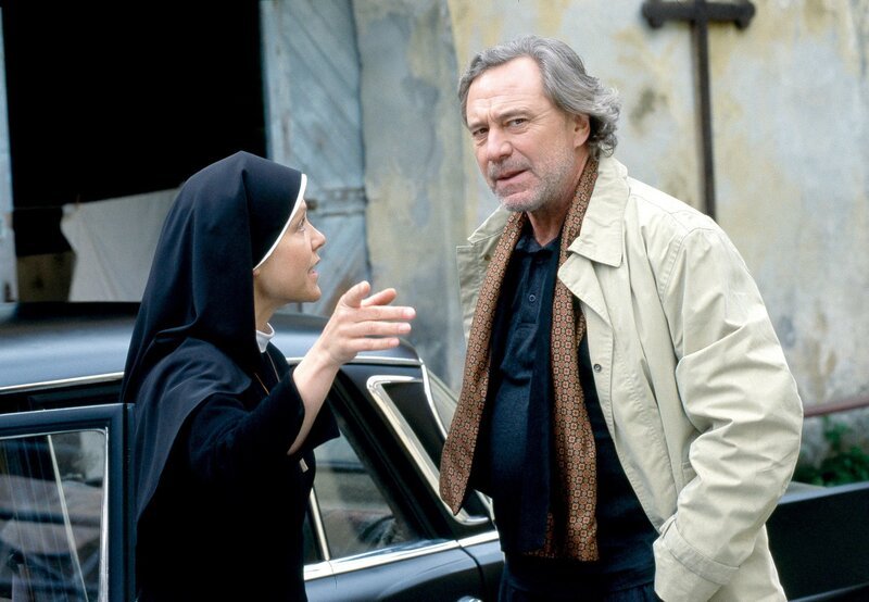 Der Produzent Alex Hoffmann (Gerd Silberbauer, r.) will Schwester Hildegards Roman als Krimiserie verfilmen. Hanna (Janina Hartwig, l.) führt ihn durch das Kloster. – Bild: ORF 2