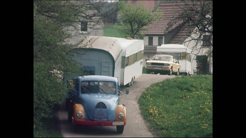 In der bäuerlichen Gemeinde Fichtenau wohnen fast ausschließlich Händler, Landfahrer und Schausteller. Im Bild: Die Wagenkolonne der Schaustellerfamilie Wagner macht sich vom Dorf aus auf den Weg. – Bild: SWR, BR /​ BR/​SWR