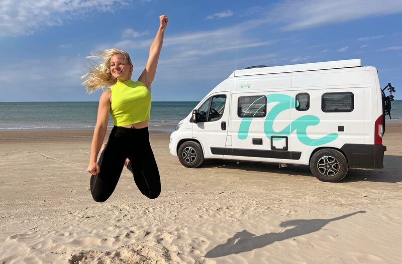 Maike Tschorn reist mit ihrem Camper entlang der dänischen Westküste und entdeckt dabei die Schönheiten des nordischen Sommers. – Bild: HR/​Tanja Höschele