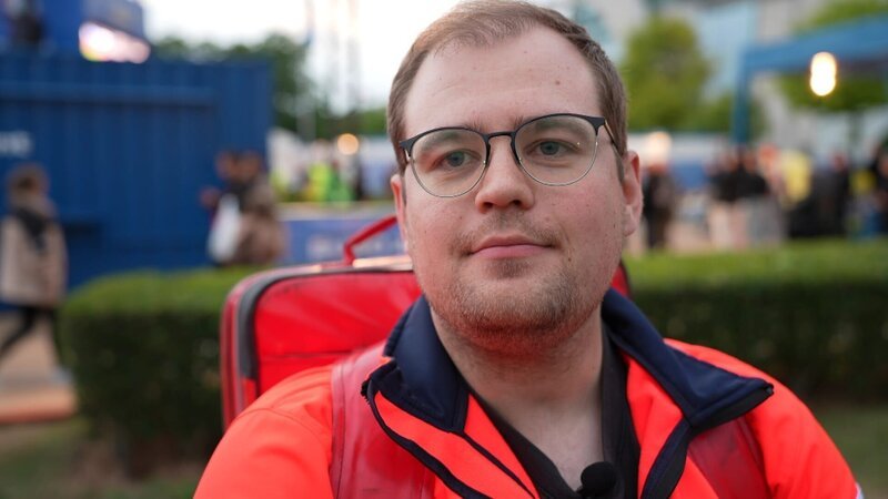 Maximilian Sprengel  arbeitet als ehrenamtlicher Rettungssanitäter. – Bild: rbb