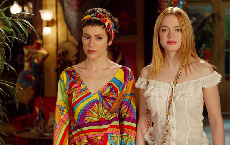 Um einen schleimigen Dämon zu vernichten, kommen die Mächtigen Drei im Manor wieder zusammen. Dabei staunen Phoebe (Alyssa Milano, l.) und Paige (Rose McGowan, r.) nicht schlecht, was Piper inzwischen aus deren Zimmern gemacht hat … – Bild: RTL