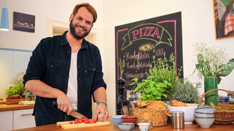 Wenn’s schnell gehen muss, gibt’s Tiefkühlpizza. Doch wie wird sie hergestellt? Dieser Frage geht unser Ermittlungstrio nach und deckt in spannenden Experimenten die Zusammensetzung auf. Wer mehr Zeit hat: eine leckere Alternative bereitet Koch Felix Denzer zu. – Bild: rbb/​André Schmidtke