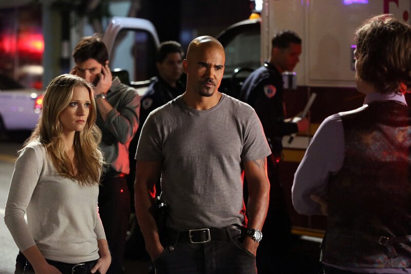 Das Team steht vor einer schweren Aufgabe. JJ (A. J. Cook, l.), Morgan (Shemar Moore, M.) und Reid (Matthew Gray Gubler, r.) versuchen, den Nachahmer zu fassen. – Bild: ABC Studios