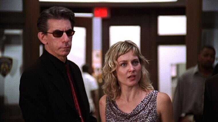 Patricia Andrews (Amy Carlson) erzählt Detective Munch (Richard Belzer), dass ihr Ehemann sie vergewaltigt hat. – Bild: RTL /​ NBC /​ Entzwei