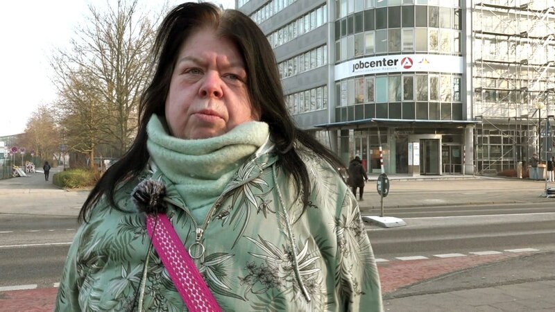 Pamela ist wütend. Ihre Witwenrente wird aufs Bürgergeld angerechnet. Nun verlangt sie Gerechtigkeit vom Jobcenter. – Bild: RTLZWEI