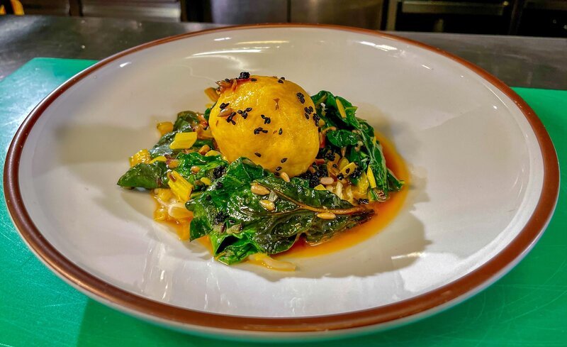 Vegetarische Topinambur Grammelknödel mit warmen Mangold Salat und Schwarzkümmelsauce. – Bild: ORF/​Satel Film