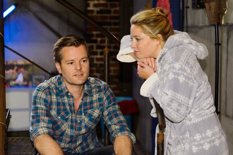 Ingo (André Dietz) ist noch nicht bereit, sich mit seiner Krankheit auseinanderzusetzen und stürzt sich in seine Familienplanung mit Bea (Caroline Maria Frier). – Bild: RTL