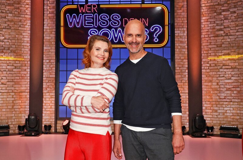 Als Kandiat:innen zu Gast bei „Wer weiß denn sowas?“: Die Schauspielerin Annette Frier (l.) und der Schauspieler Christoph Maria Herbst (r.). – Bild: ARD/​Morris Mac Matzen