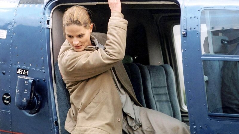 Als auch Ginger den Fluchthubschrauber besteigen will, versetzt Natascha (Susann Uplegger) ihr einen Tritt. Sie will offensichtlich alleine fliehen … – Bild: TVNOW /​ Stephanie Kulbach
