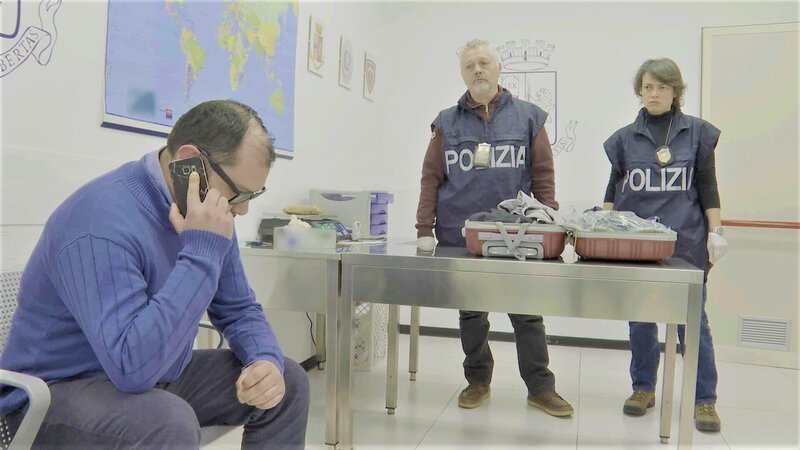 (Now the officers ask him if he wants to call his wife.) – Bild: CH Media/​National Geographic/​OMAVA