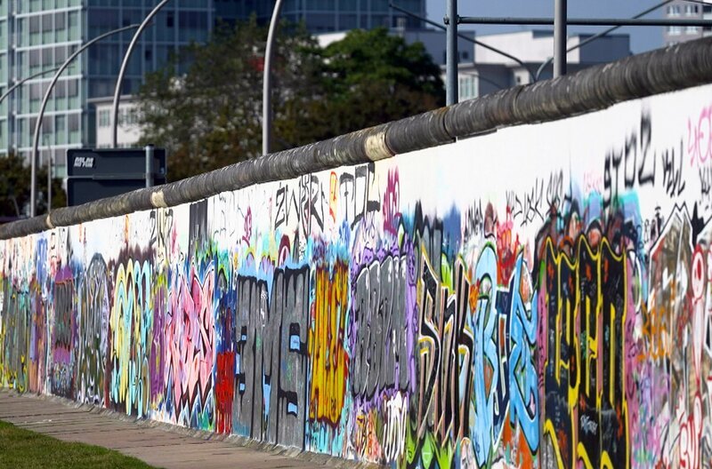 Mit Humor erzählt „Good Bye, Lenin!“ vom Fall der Berliner Mauer aus der Sicht einer Ostberliner Familie. Der Film kam 2003 in die Kinos und löste in Deutschland eine Welle der Nostalgie aus. – Bild: Elephant Doc