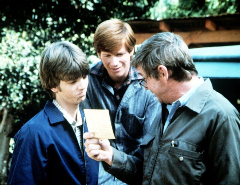 Stolz ist John Walton (Ralph Waite, r.) auf seinen Sohn Jim Bob (David W. Harper, l.), der ein gutes Zeugnis erhalten hat. Auch Ben (Eric Scott) freut sich darüber. – Bild: Sat.1 Gold