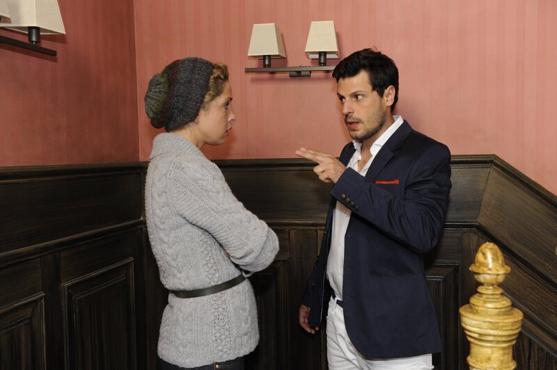 Wie wird es mit Luca (Manuel Cortez, r.) und Nina (Maria Wedig, l.) weitergehen? – Bild: SAT.1 /​ Claudius Pflug Eigenproduktionsbild frei