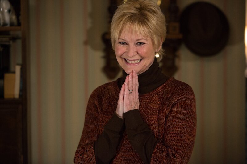Als Alice (Dee Wallace) erfährt, dass ihr Sohn heiratet, ist sie überglücklich, bis die Situation in Monroes Haus plötzlich eskaliert ? – Bild: MEI2 /​ 999- RTI S.p.A. Interactive Media – P.Iva 03976881007 – Tutti i diritti riservati l Per la pubblicità Mediamond S.p.a., RTI spa, Gruppo Mediaset.
