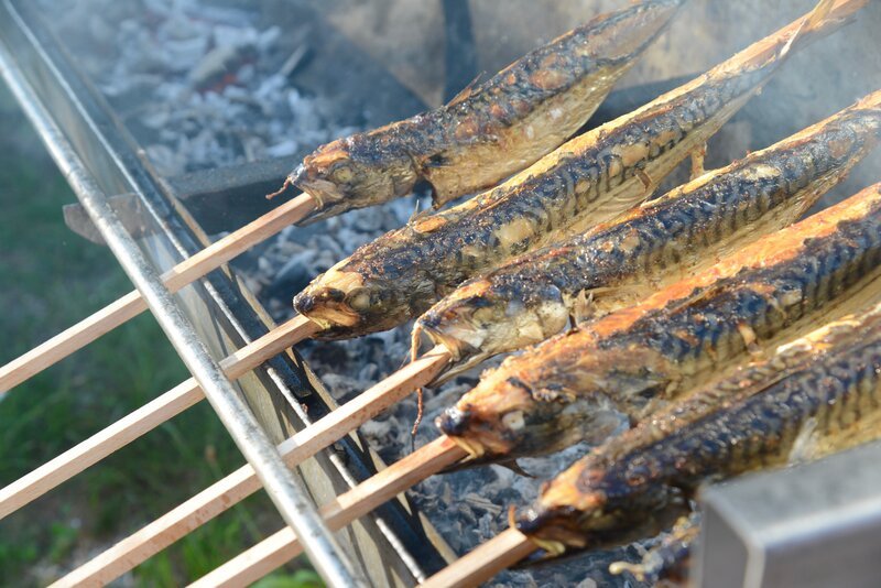 Eine Steckerlfisch Grillerei am Campingplatz Au an der Donau, dem Tor zum Strudengau. – Bild: ORF 2