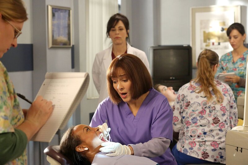 Frankie (Patricia Heaton, M.) will unter allen Umständen die Zahnprofilaxe-Prüfung bestehen. Unterdessen belügen Axl, Sue und Brick ihre Eltern und nennen die Glossner-Kinder als Verursacher des zerbrochenen Wohnzimmerfensters. – Bild: Warner Brothers