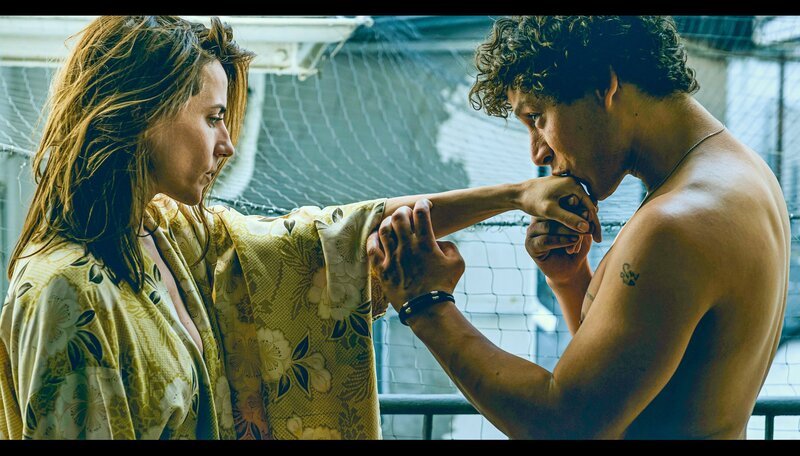 Darko (Malik Blumenthal) und die ältere Alina (Antje Traue) beginnen eine wild-romantische Affäre. – Bild: SWR/Riva Filmproduktion/Ishka Michocka Darko (Malik Blumenthal) und die ältere Alina (Antje Traue) beginnen eine wild-romantische Affäre. – Bild: SWR/Riva Filmproduktion/Ishka Michocka