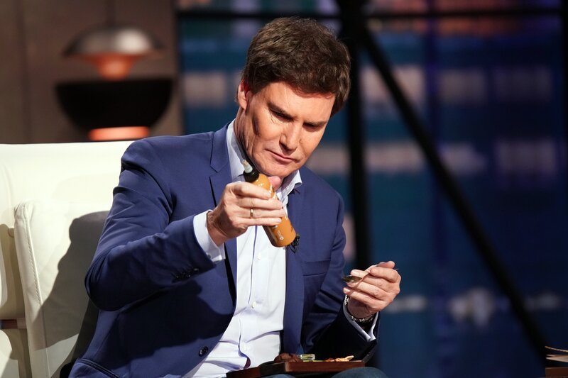 Investor Carsten Maschmeyer nimmt die Erdnusssauce aus der Quetschflasche von „Karanga“ genau unter die Lupe. – Bild: RTL