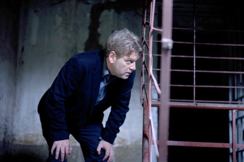 Kommissar Wallander (Kenneth Branagh) ermittelt im fernen Riga. – Bild: rbb/​Degeto/​Yellow Bird Rights/​Left Bank Pictures