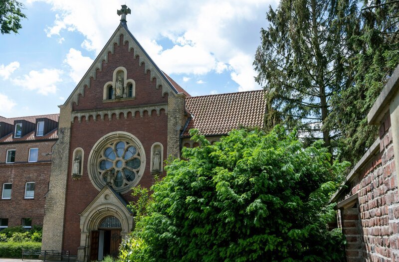 Die erste Reise geht nach Münster in den historischen Klostergarten eines Kapuzinerordens. – Bild: WDR/​Melanie Grande