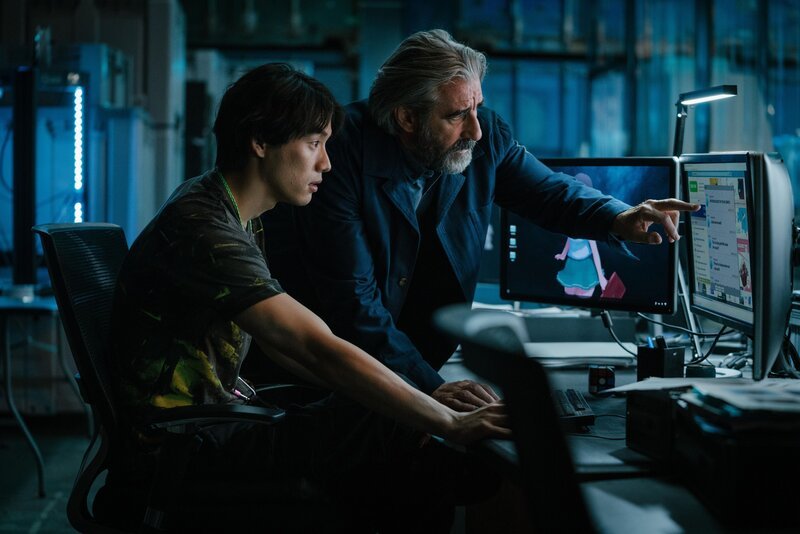 Aki (Tomohisa Yamashita, l.); Dr. Arthur Wilde (John Lynch, r.) – Bild: Mediapro Canarias.SLU.2020 Lizenzbild frei