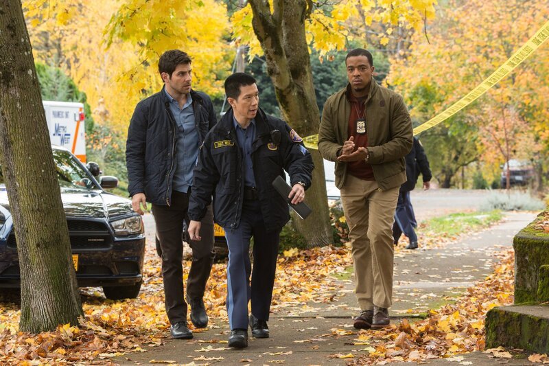 Während Nick (David Giuntoli, l.), Sgt. Wu (Reggie Lee, M.) und Hank (Russell Hornsby, r.) eine Mordreihe aufklären müssen, wagt Rosalee einen schweren Schritt auf ihre Familie zu … – Bild: MEI2 /​ 999- RTI S.p.A. Interactive Media – P.Iva 03976881007 – Tutti i diritti riservati l Per la pubblicità Mediamond S.p.a., RTI spa, Gruppo Mediaset.