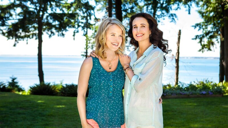 l-r: Justine Lockhart (Sarah Smyth), Olivia Lockhart (Andie MacDowell) – Bild: AXN White