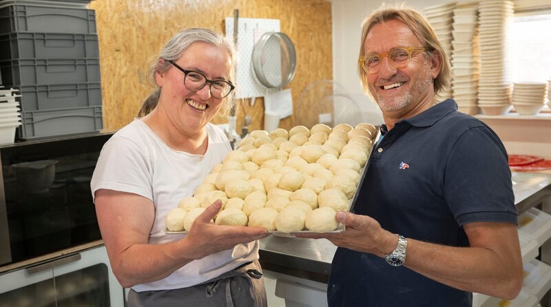 Franks Buchholz (r) mit Andjelka Cajic de Rooij. Sie ist vor dreißig Jahren vor dem Krieg in Bosnien in die Niederlande geflohen. Nach einer Karriere im IT-Bereich folgte sie ihrem Herzen und eröffnete in Friesland eine kleine Hinterhof-Bäckerei. – Bild: WDR/​Melanie Grande /​ WDR Kommunikation/​Redaktion Bild