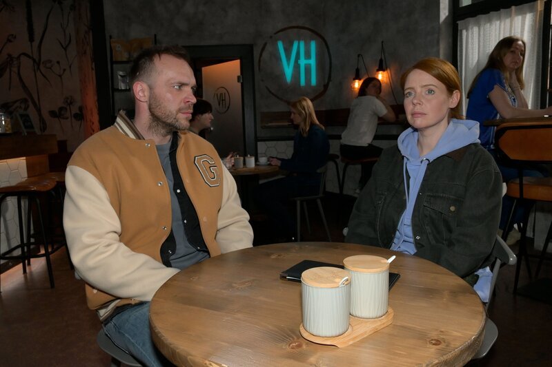 Eriks (Patrick Heinrich) Offenbarung lässt Toni (Olivia Marei) scheinbar souverän an sich abprallen. – Bild: RTL